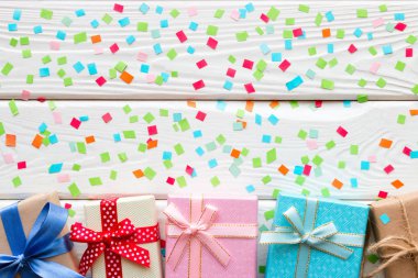 arka plan üzerinde Hediyelik kutu konfeti