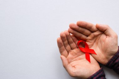 Dünya AIDS günü sembolü tutan adam