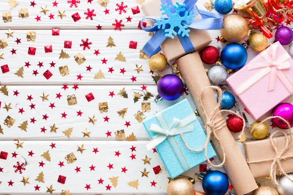 Δώρα για τα Χριστούγεννα και νέο έτος παιχνίδια δέντρο σε λευκό φόντο με χώρο για κείμενο — Φωτογραφία Αρχείου