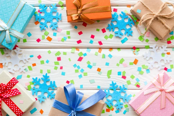 Cajas de regalo sobre fondo con confeti y espacio para texto —  Fotos de Stock