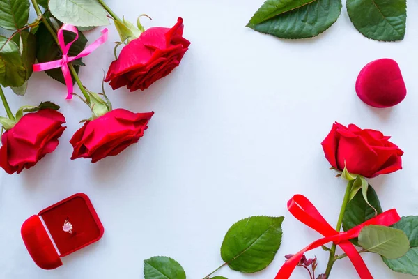 红玫瑰，叶子和结婚戒指样机的框架 — 图库照片
