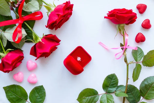 框架的红玫瑰，叶子，心和白色背景上的结婚戒指 — 图库照片