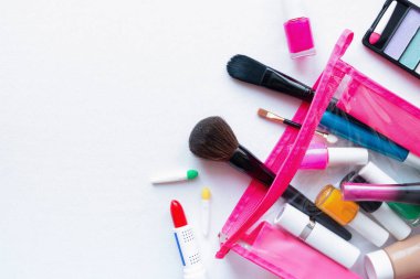 kozmetik ve aksesuar beyaz bir arka plan üzerinde makyaj çantası