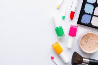 metin için yer ile beyaz bir arka plan üzerinde makyaj ayarla