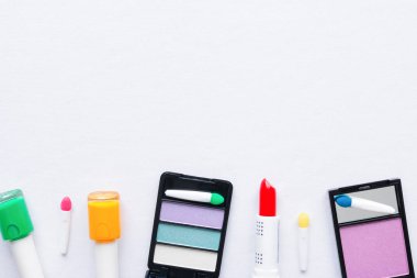 Beyaz arka plan üzerinde kozmetik makyaj için ayarla