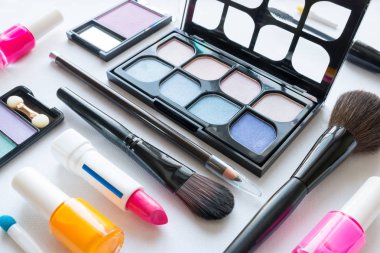 Beyaz arka plan closeup makyaj için farklı kozmetik