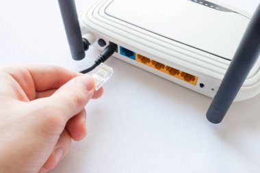 adam Internet kablo yönlendirici bağlanır