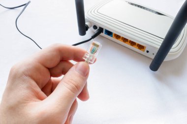 enterne tel kablo yönlendirici arka plan üzerinde tutan adam