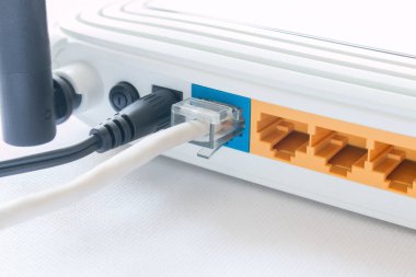 Beyaz bir arka plan üzerinde yönlendirici yakın çekim