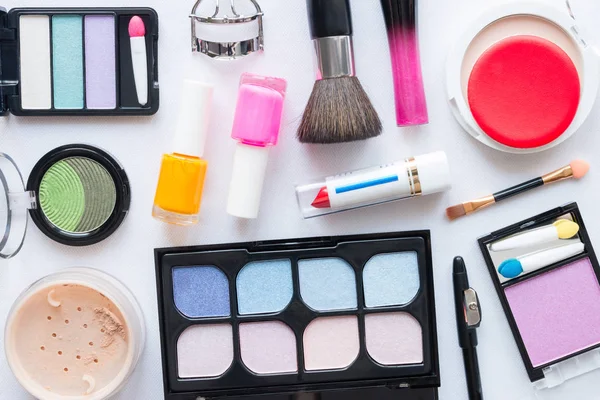 Uppsättning av makeup på vit bakgrund — Stockfoto