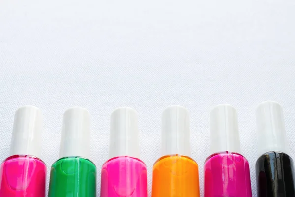 Esmalte de uñas sobre un fondo blanco con espacio para texto — Foto de Stock