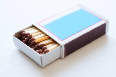 Beyaz arka plan closeup kibrit kutuları