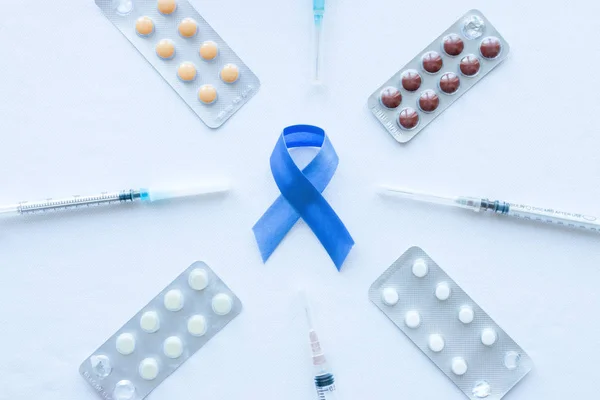 Medicamentos y cinta azul símbolo del cáncer de próstata — Foto de Stock