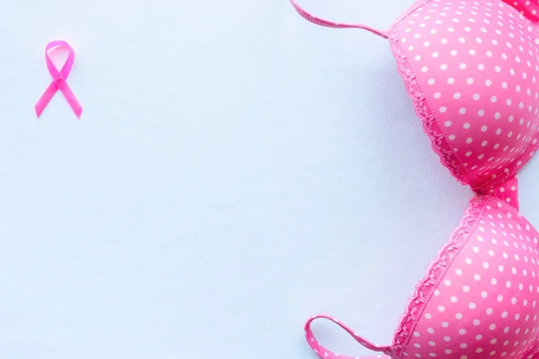 Cinta rosa Símbolo de cáncer de mama y maqueta sujetador — Foto de Stock