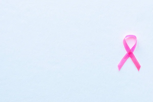 Cinta rosa Símbolo de cáncer de mama sobre fondo blanco y espacio para texto — Foto de Stock