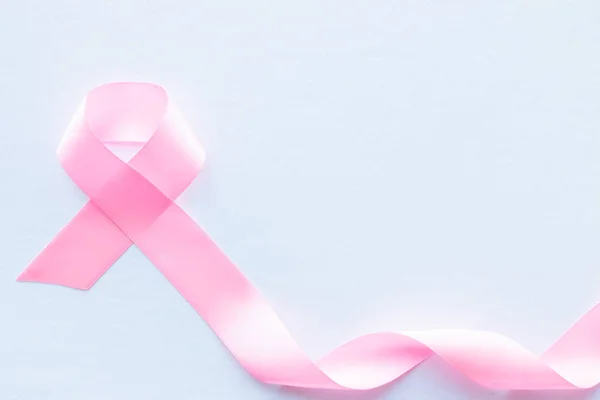 Cinta rosa Símbolo de cáncer de mama sobre fondo blanco — Foto de Stock