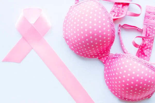 pembe kurdele ve beyaz bir arka plan üzerinde sutyen