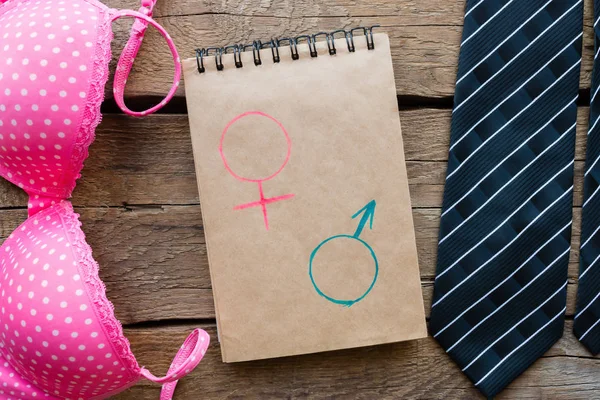 Ανδρικά και γυναικεία αξεσουάρ και σύμβολα των δύο φύλων σε ένα σημειωματάριο — Φωτογραφία Αρχείου