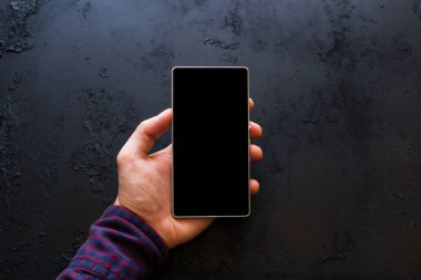 boş bir ekran ile Smartphone tutan adam