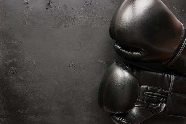 Luvas de boxe em um fundo preto — Fotografia de Stock