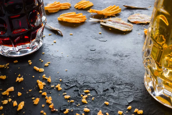 Cerveza oscura y ligera sobre fondo negro para texto — Foto de Stock