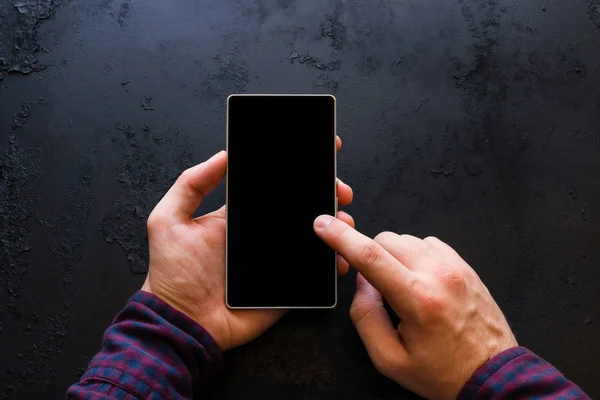 Adam akıllı telefon ekran mockup dokunur — Stok fotoğraf