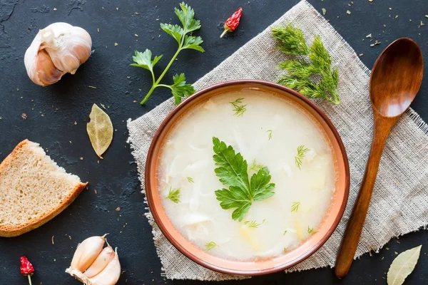 Hühnersuppe mit Nudeln, Petersilie und Dill auf schwarzem Hintergrund — Stockfoto