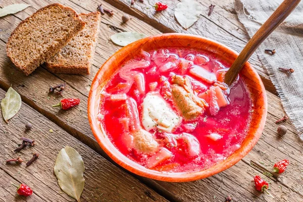 Borscht y especias en un primer plano de fondo de madera —  Fotos de Stock