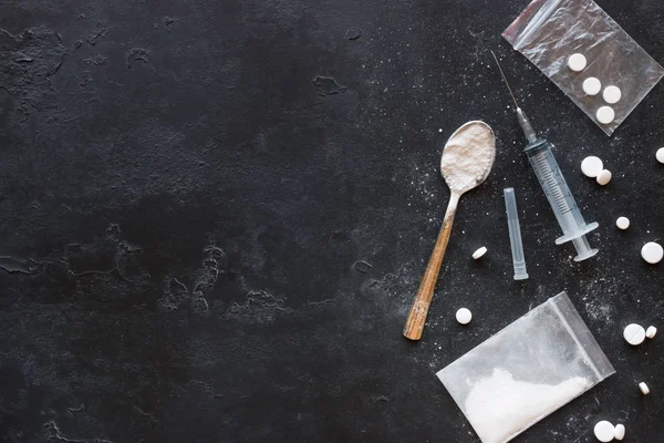 Farmaci sotto forma di polvere e compresse, un cucchiaio e una siringa — Foto Stock