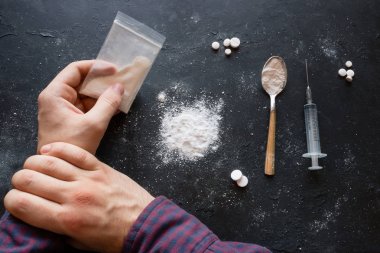 Bir adam irade uyuşturucu kullanmayı gösterir