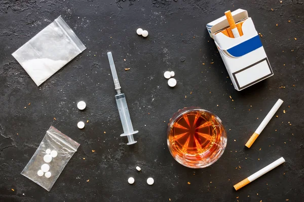Schlechte Gewohnheiten - Alkohol, Rauchen, Drogen — Stockfoto