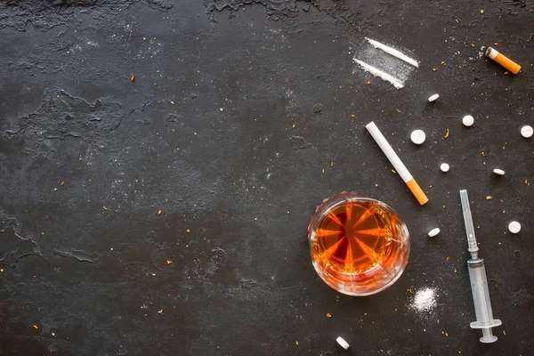 Schlechte Gewohnheiten - Alkohol, Rauchen, Drogen auf schwarzem Hintergrund mit Platz für Text — Stockfoto