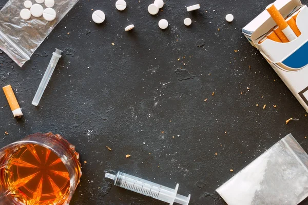Marco de alcohol, drogas, cigarrillos maqueta — Foto de Stock