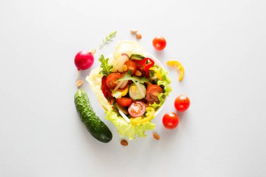 Taze sebzeli tabak. Vejetaryen yemeği.