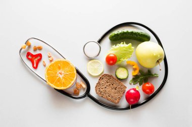 taze meyve, sebze ve steteskop sağlıklı beslenme konsepti