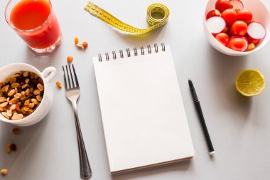 Metin ve sebze konseptine sahip not defteri sağlıklı beslenme kalorisi sayımı