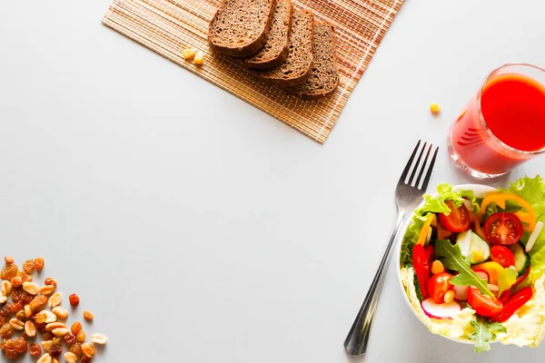 Sayuran Segar Dan Kacang Kacangan Dengan Jus Tomat Makanan Diet — Stok Foto