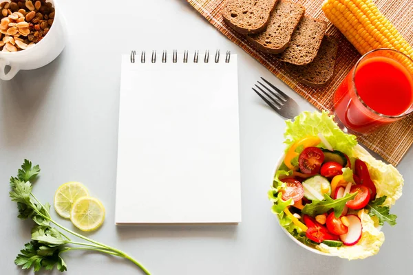 Sayuran Dan Buku Catatan Dengan Tempat Untuk Teks Konsep Diet — Stok Foto