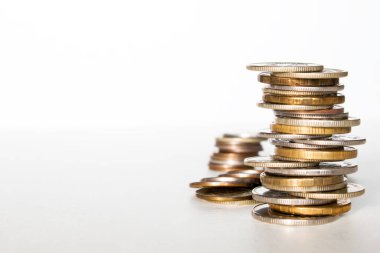 Metin kavramı para tasarrufu iş büyümesi için yer olan beyaz arkaplan üzerindeki bozuk para yığını