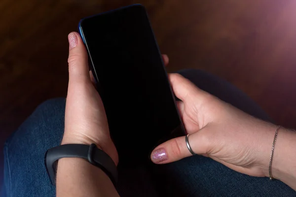 Boş Siyah Ekran Görüntüsü Olan Bir Cep Telefonu Tutan Eller — Stok fotoğraf