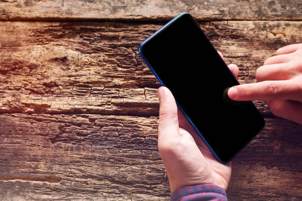 Adamın Elinde Boş Siyah Ekranlı Bir Cep Telefonu Var Akıllı — Stok fotoğraf