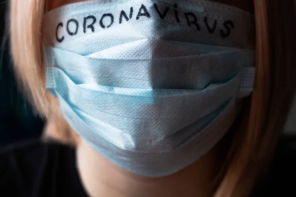 抗ウイルスマスクの女の子 コロナウイルスの概念を止め — ストック写真
