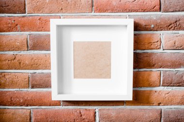 tuğla arkaplan modelleme şablonu üzerindeki beyaz fotoğraf çerçevesi