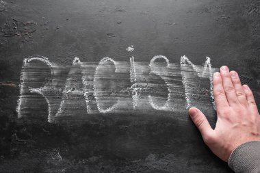 İnsan ırkçılık kavramını siliyor. Irkçılığa odaklanmayı bırak.