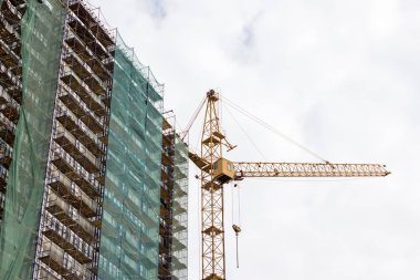 Bina inşaat ve kule vinç altında
