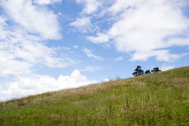 Bulutlu yamaçlar ve bulutlarla gökyüzü