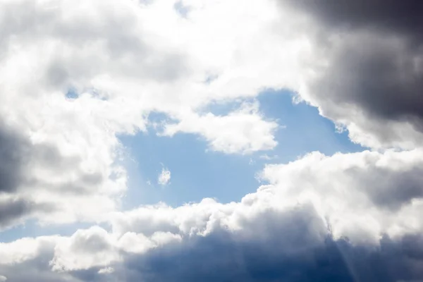 Blauwe lucht met wolken — Stockfoto