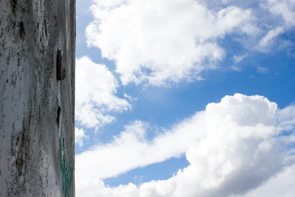 Τσιμεντένιο τοιχίο και ουρανός, με σύννεφα — Φωτογραφία Αρχείου