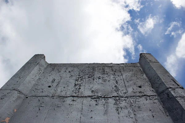 Beton duvar ve gökyüzü bulutlu — Stok fotoğraf