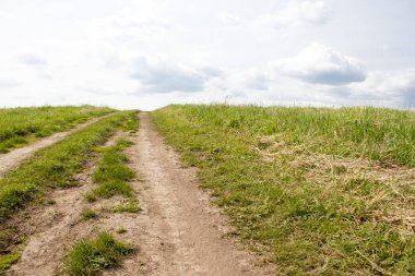 Bir yaz günü toprak ülke yolda